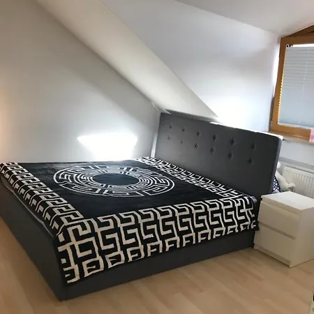 Golden Palace 75m Apartment Oberhaching